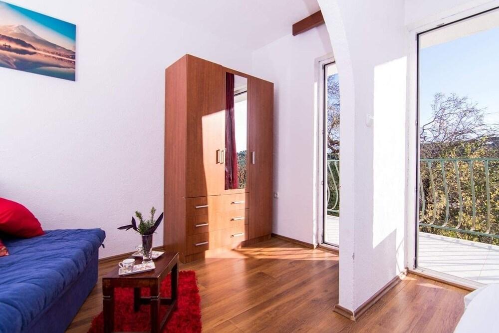 Sandra - Quiet & Close to the Beach - SA2