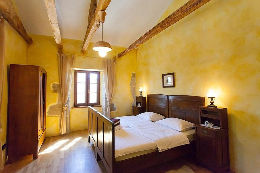 Stef - With Pool - H