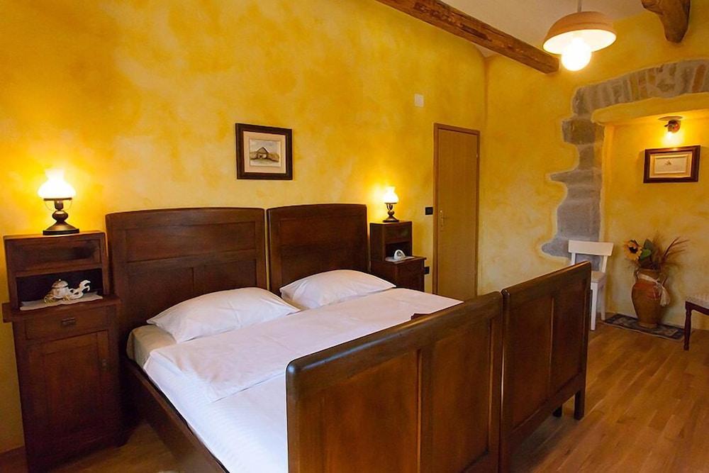 Stef - With Pool - H