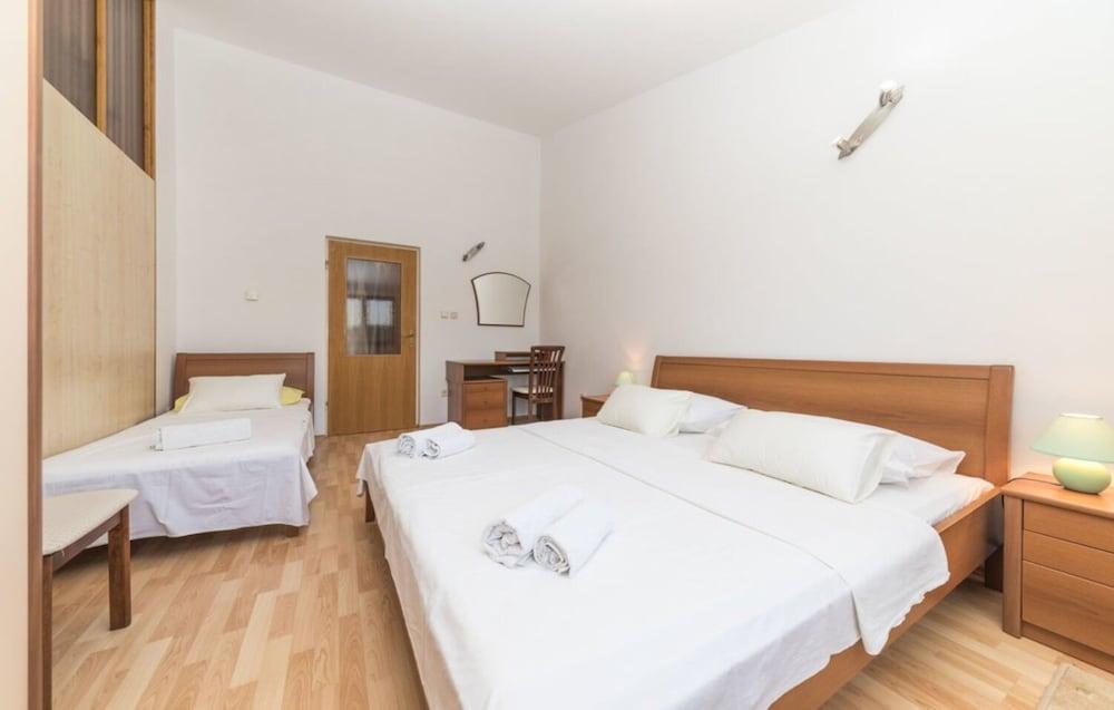 Rafaeli - With Pool - H