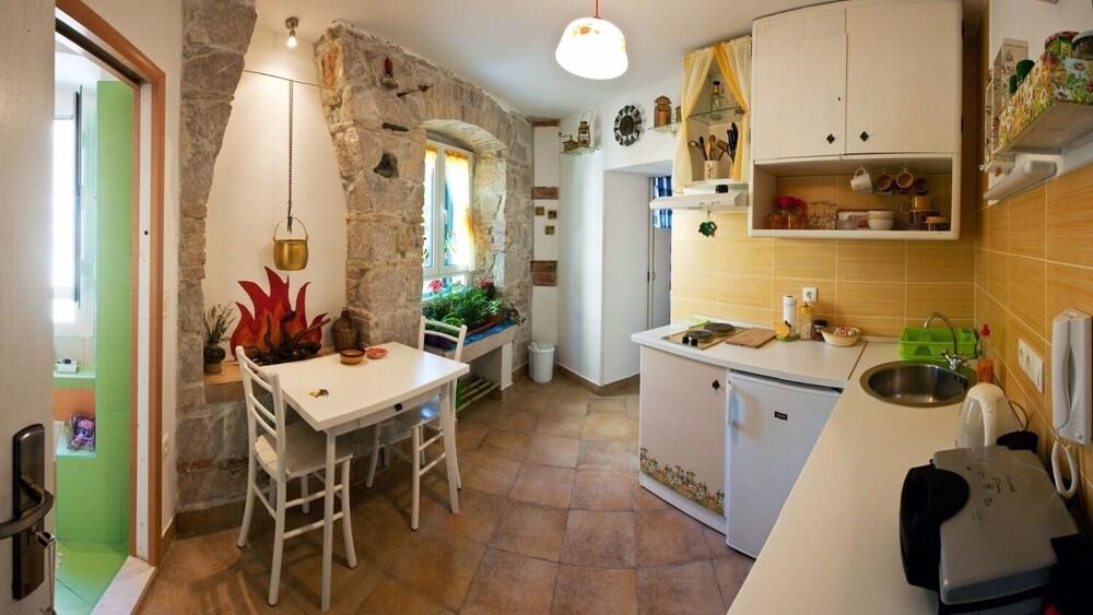 Happy - in the Center - A1