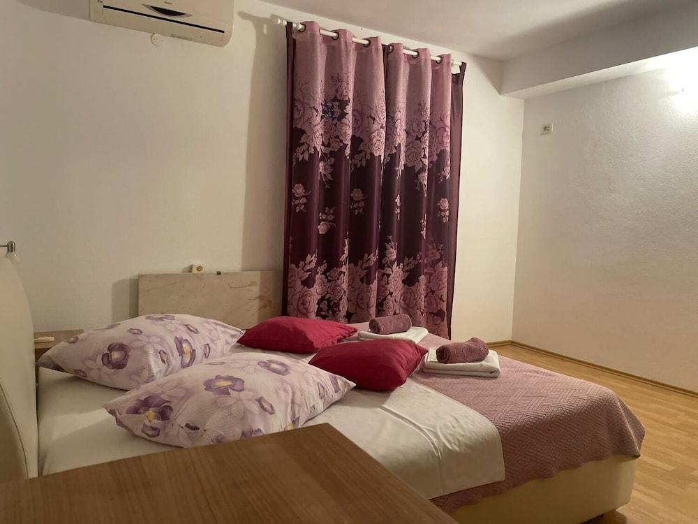 Sandra - With Pool - H