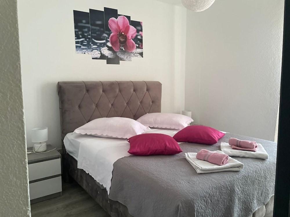 Sandra - With Pool - H