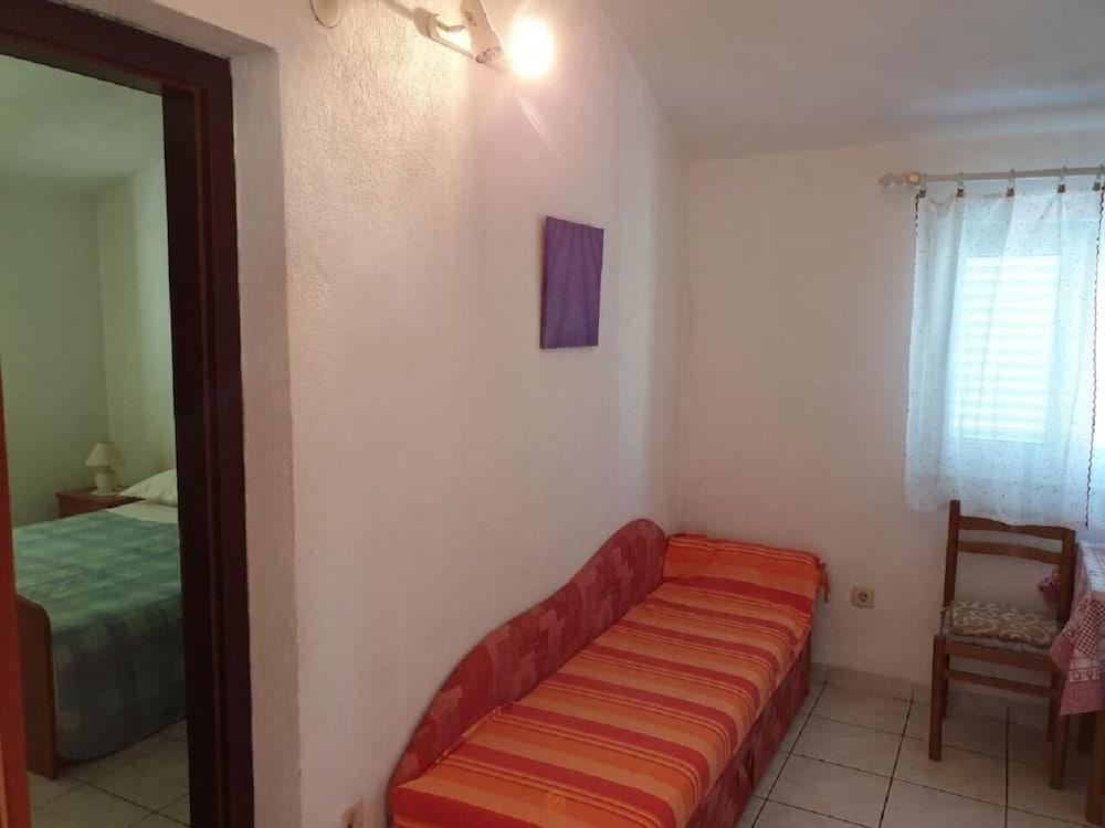 Nina - Free Private Parking - A1