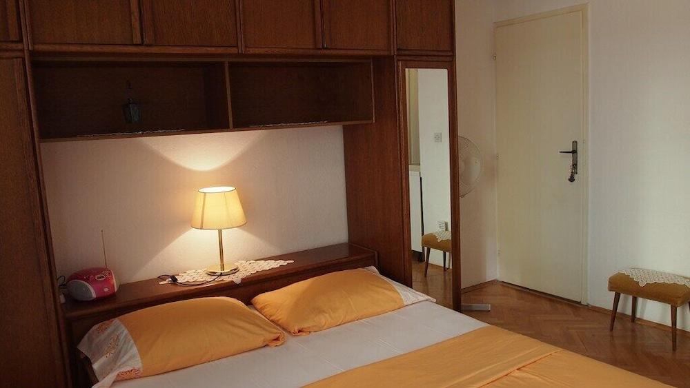 Ivica - 100m From the Beach - SA3 Narancasti