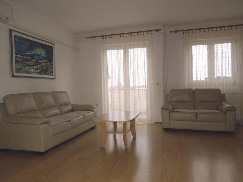 Josi - Free Parking - A1