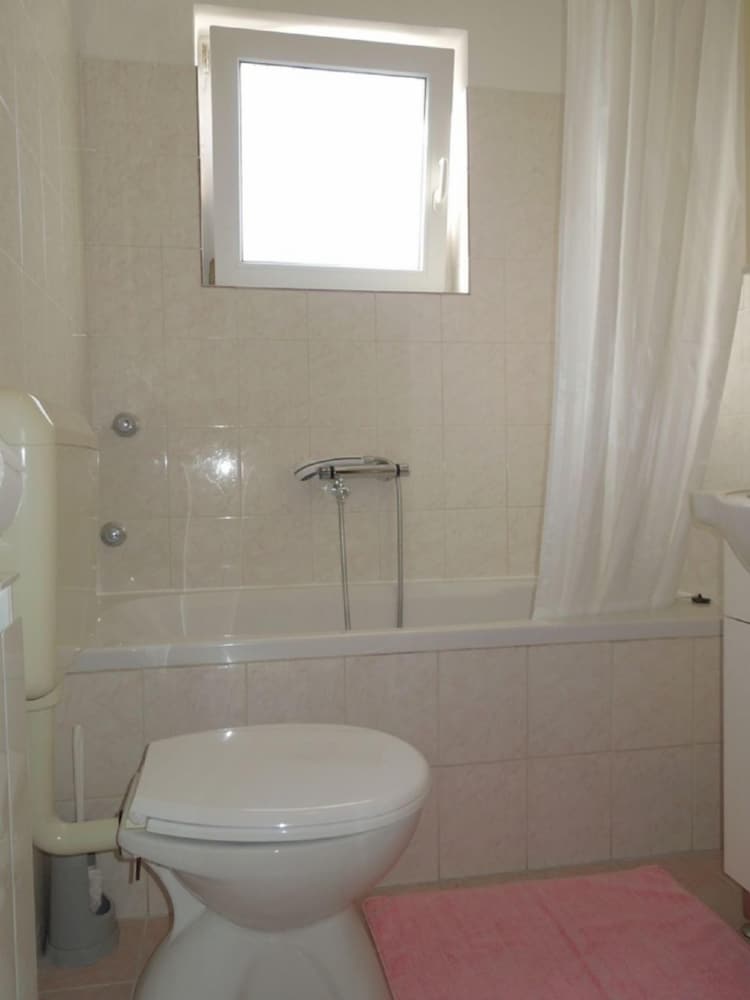 Josi - Free Parking - A1