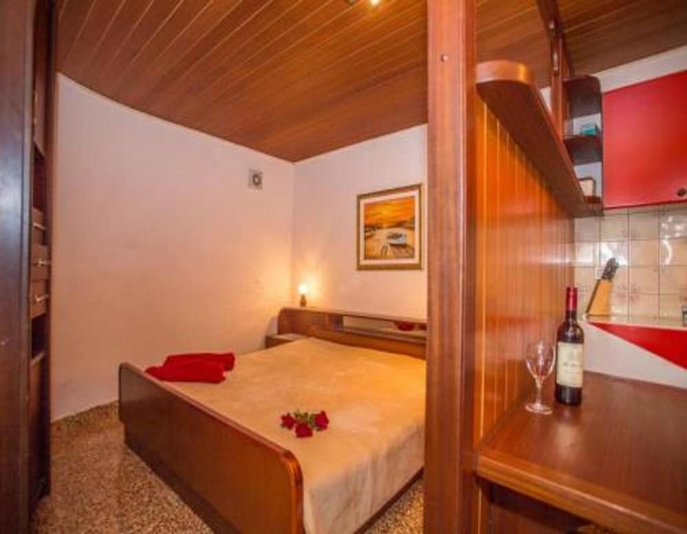 Anita - Parking - SA1