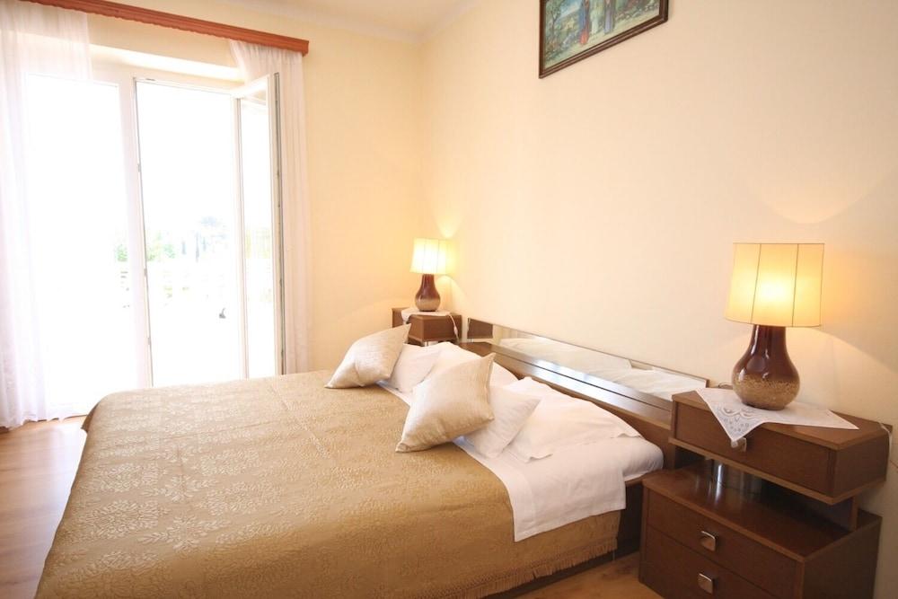 Nikola1 - Free Parking - SA1