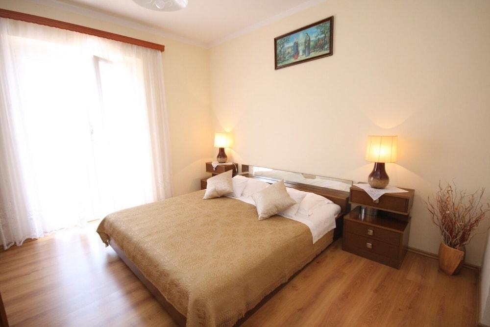 Nikola1 - Free Parking - SA1