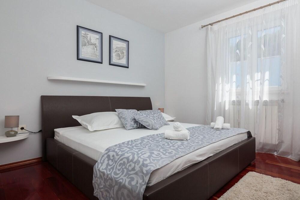 Andre - Swimming Pool - H