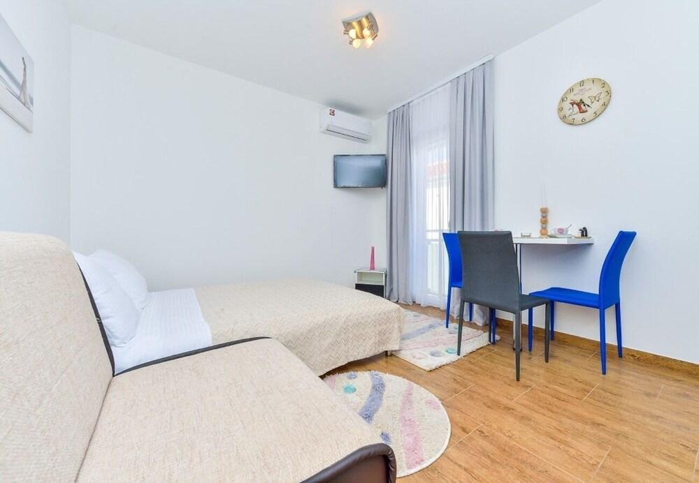 Sunny by the Sea - Sapp2