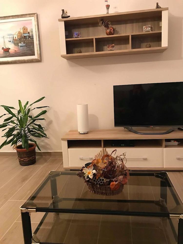 Mario - Apartment With Pool - A1