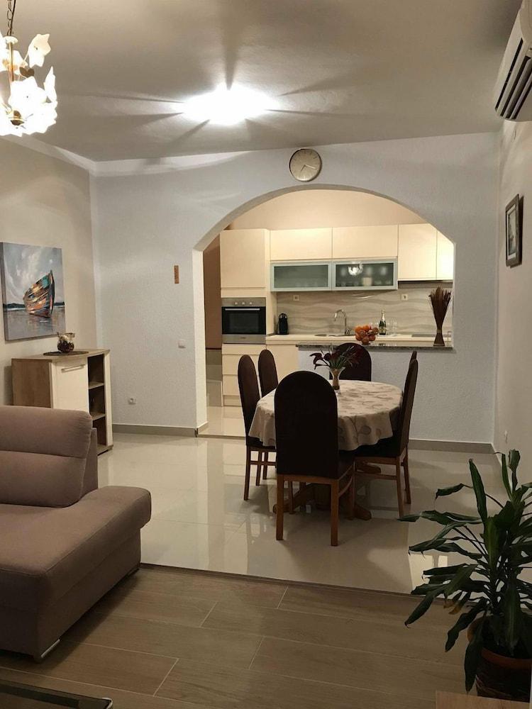 Mario - Apartment With Pool - A1