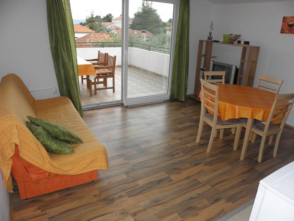 Ante - Free Parking - A1