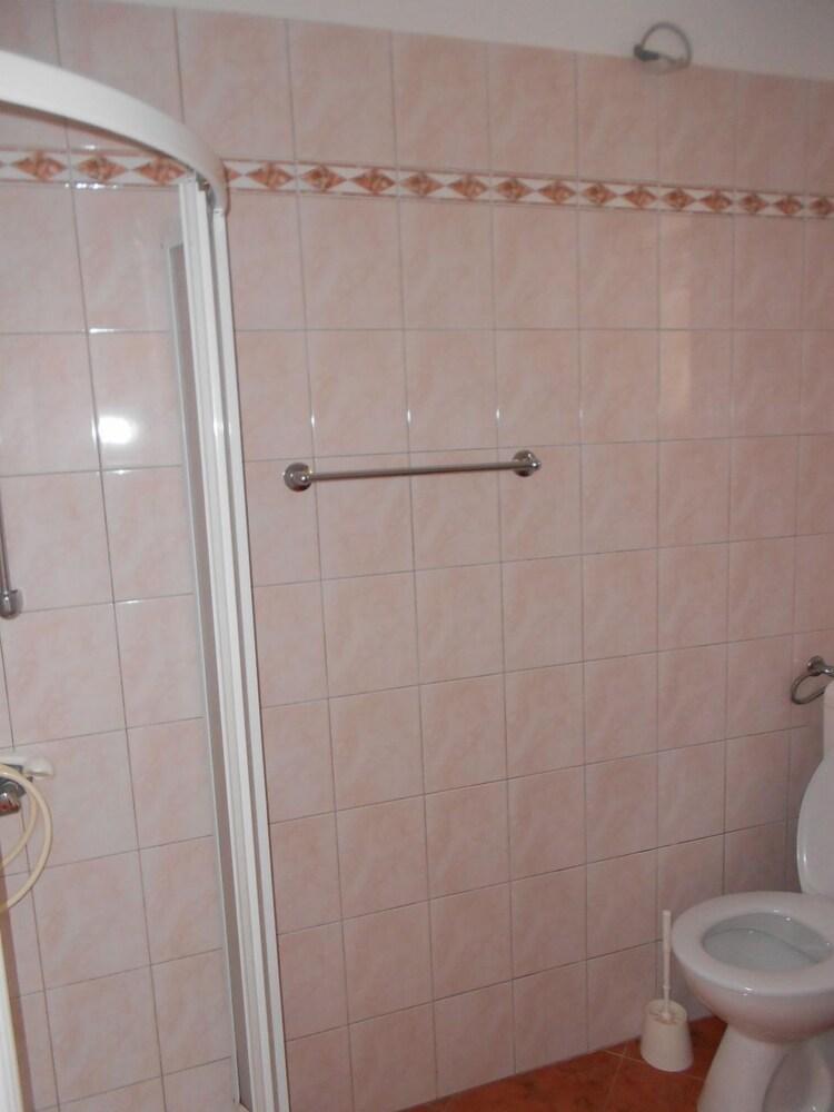 Kate - Free Private Parking - A3tus