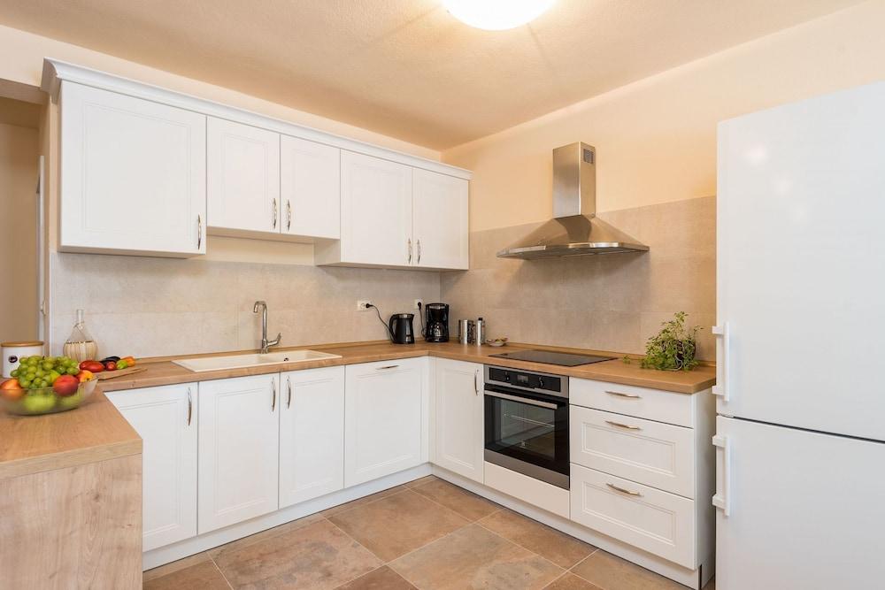 Sandra - With Swimming Pool - H