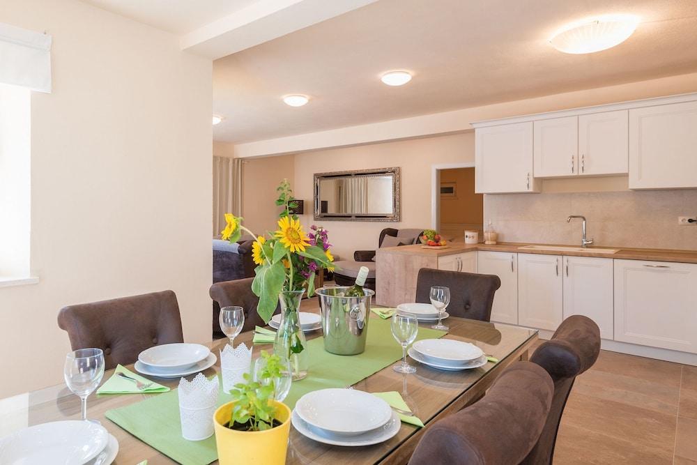 Sandra - With Swimming Pool - H