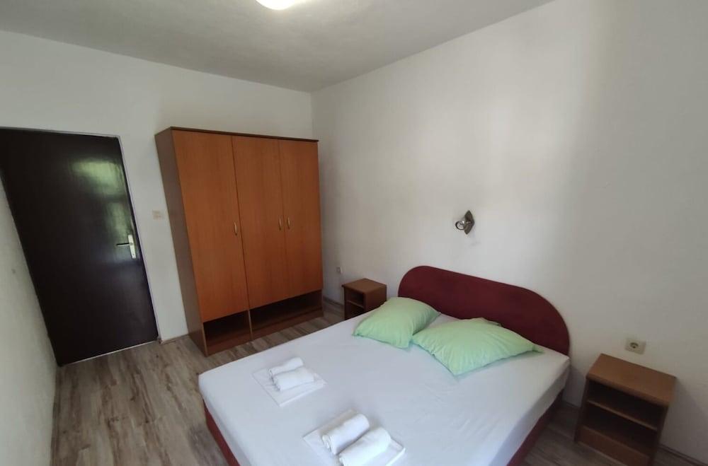 Mir - Free Parking - A5