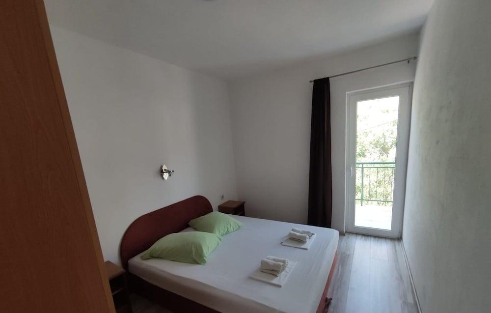 Mir - Free Parking - A5