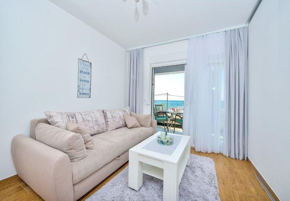 Sunny by the Sea - App3