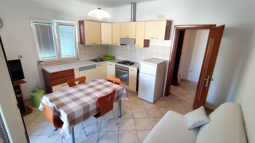 Leana - Great Location and Close to Beach - A1