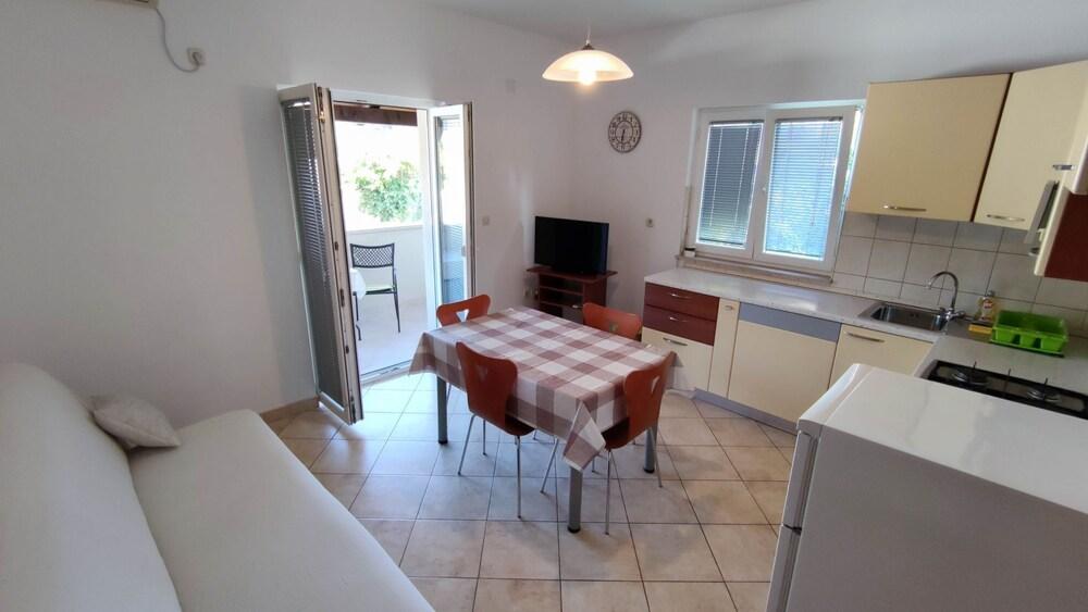 Leana - Great Location and Close to Beach - A1