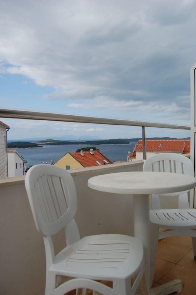 Marti - Free Parking and Grill - A3 - Sunce