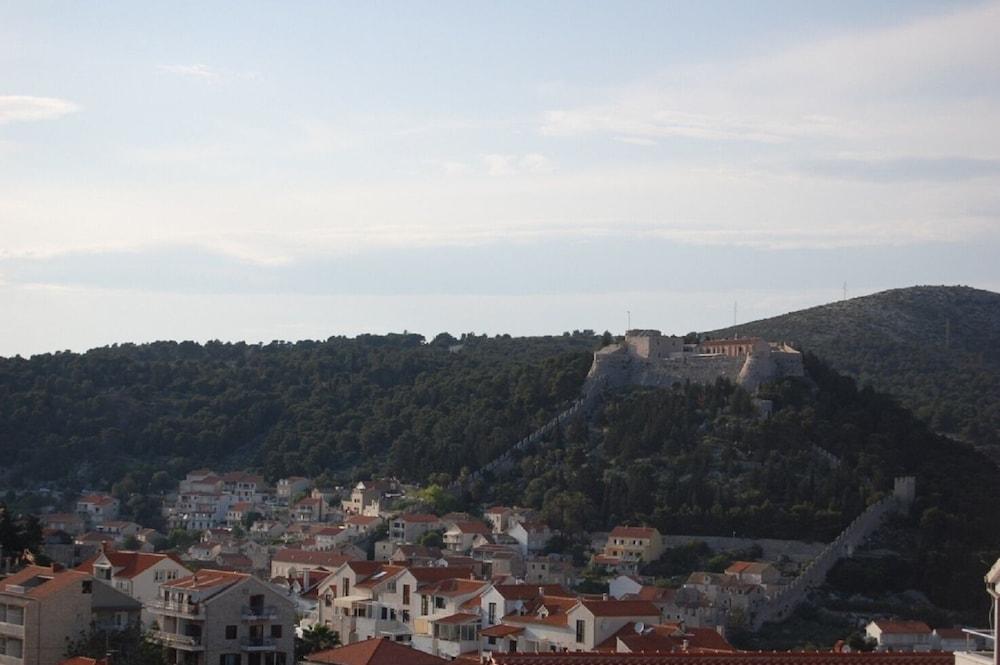 Marti - Free Parking and Grill - A3 - Sunce