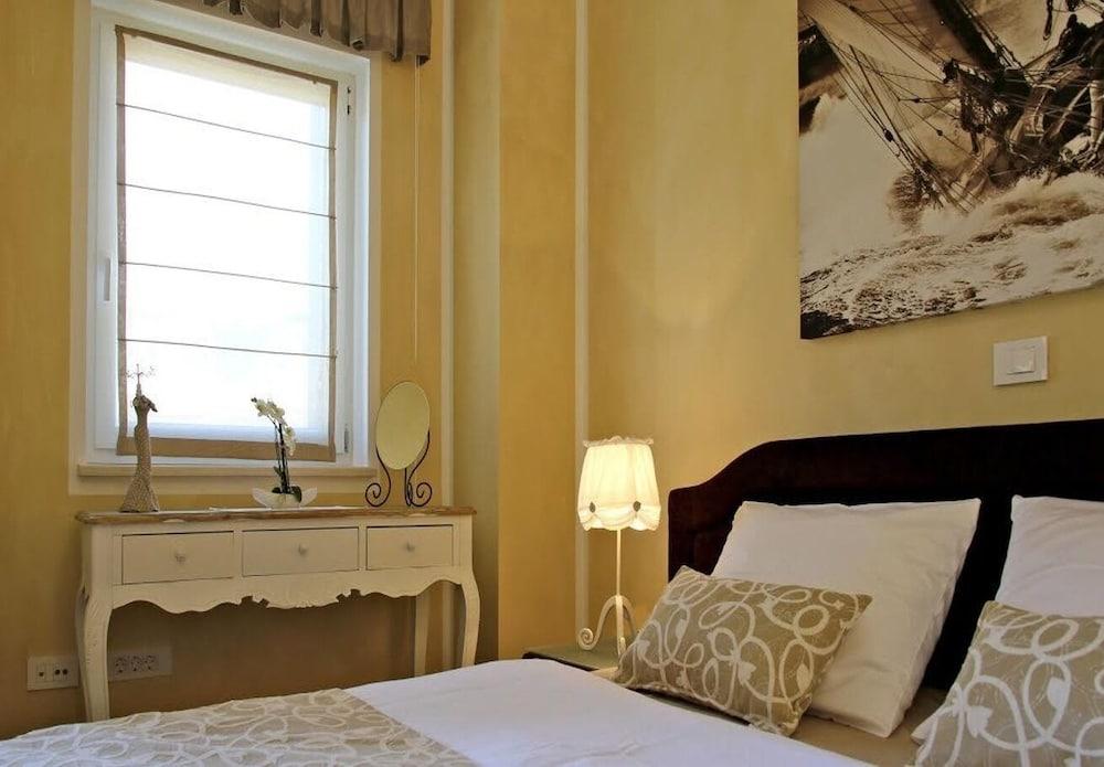 Berna - Pool House - H