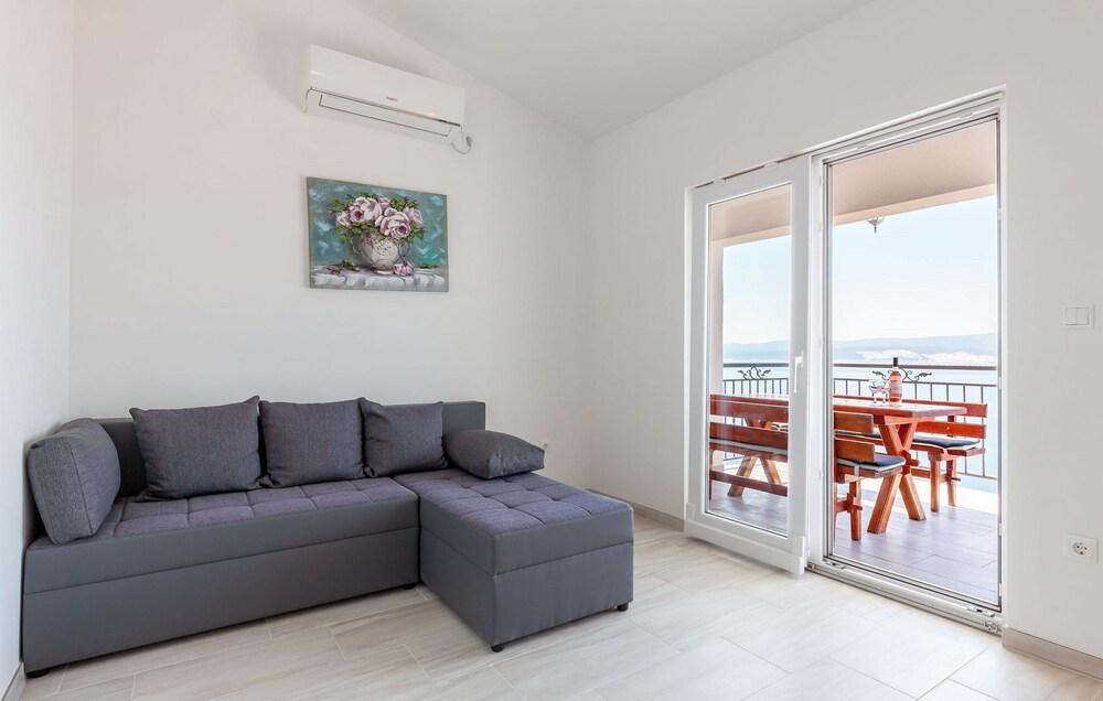 Ana - Free Parking - A7