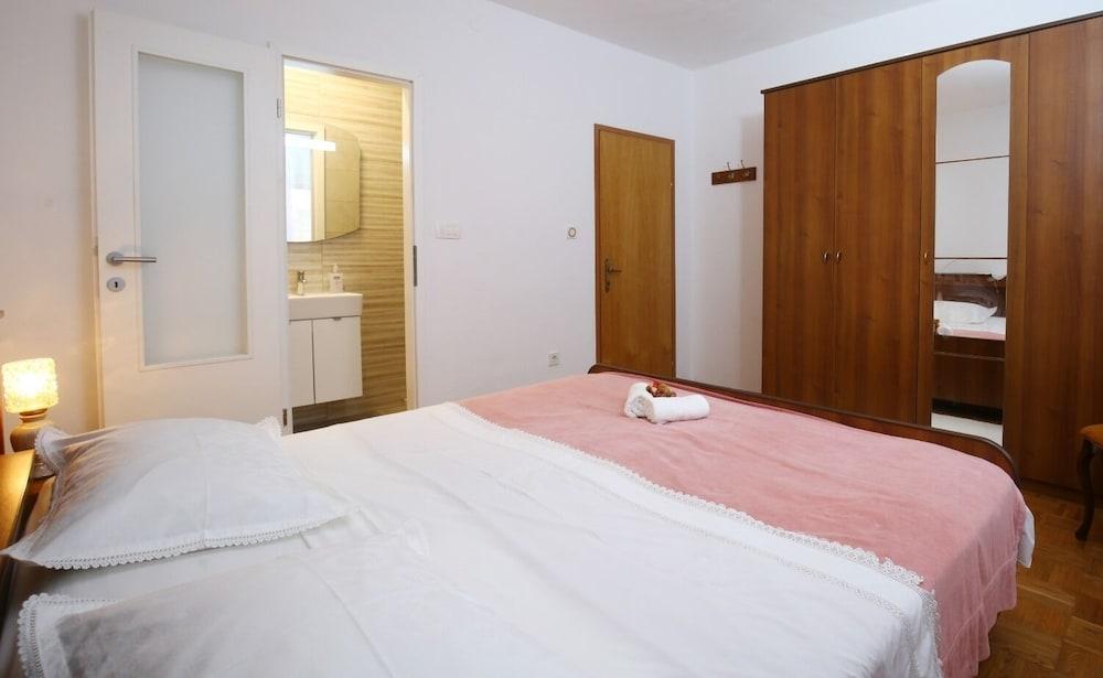 Neda - Perfect Location & Free Parking - A1