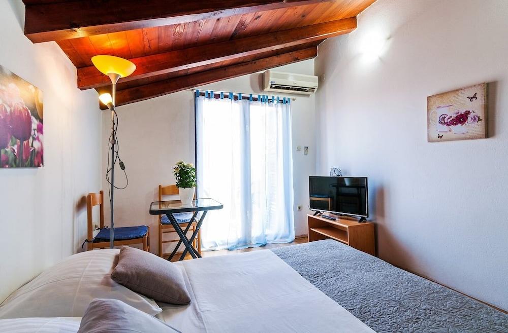 Brane - Free Parking - SA6 Josip