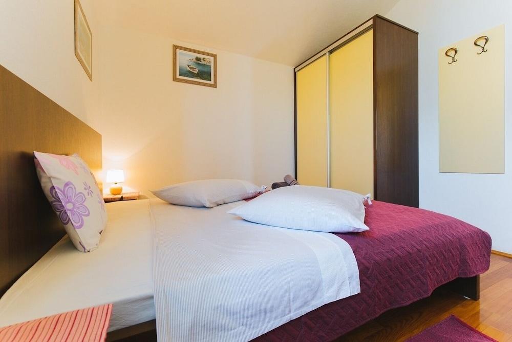 Mari - sea View Apartments - A4 Red