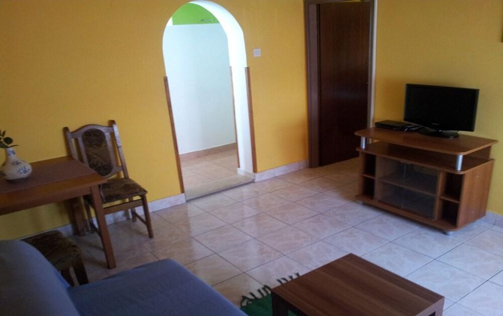 Anthony - 50m From the Beach & Parking - A3