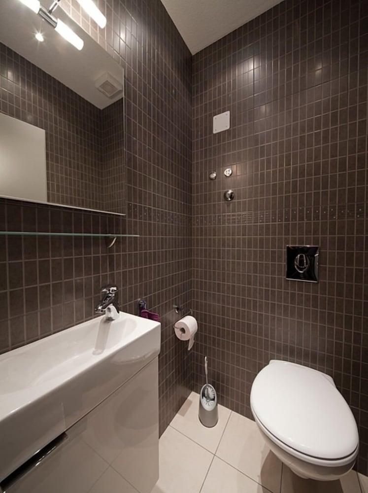 Ivy - Modern With Terrace - A2 Mak