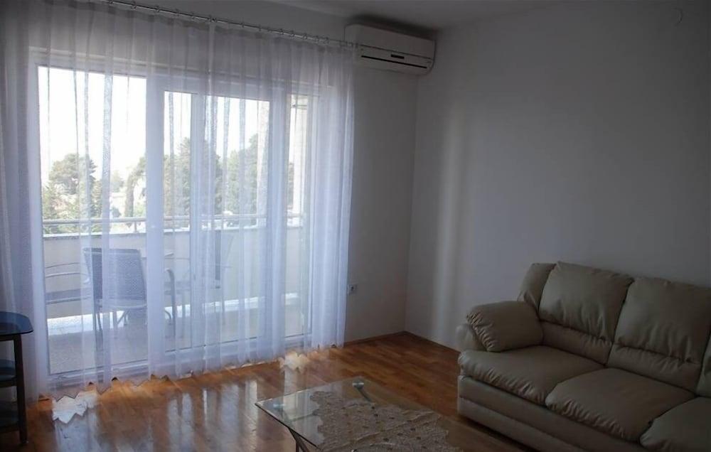 Markle - Swimming Pool and Sunbeds - A4