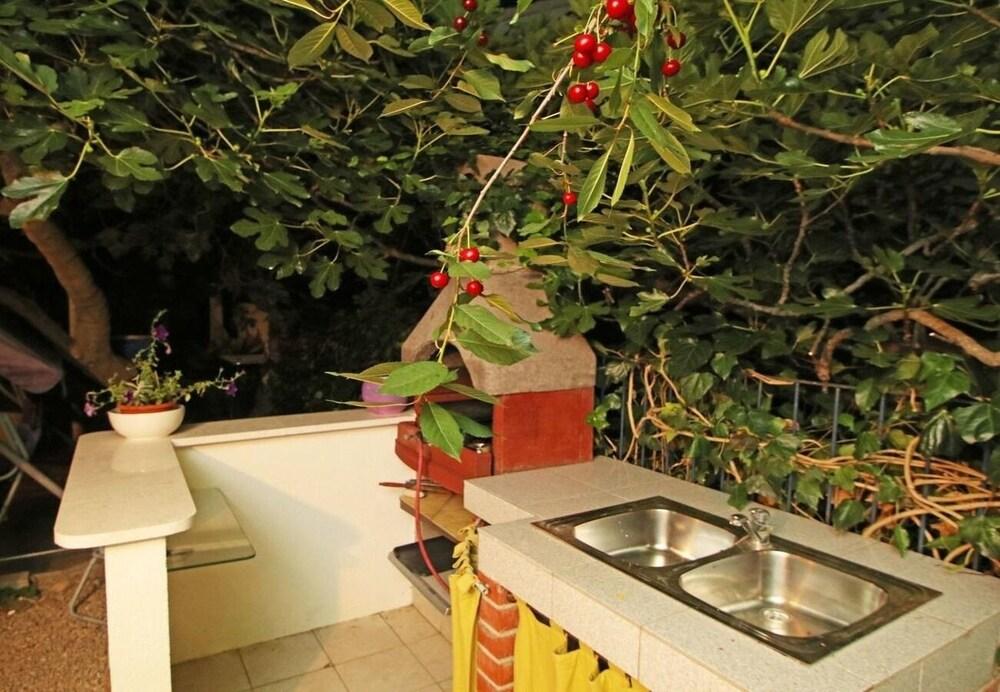 Zeljko - With Nice Garden - H