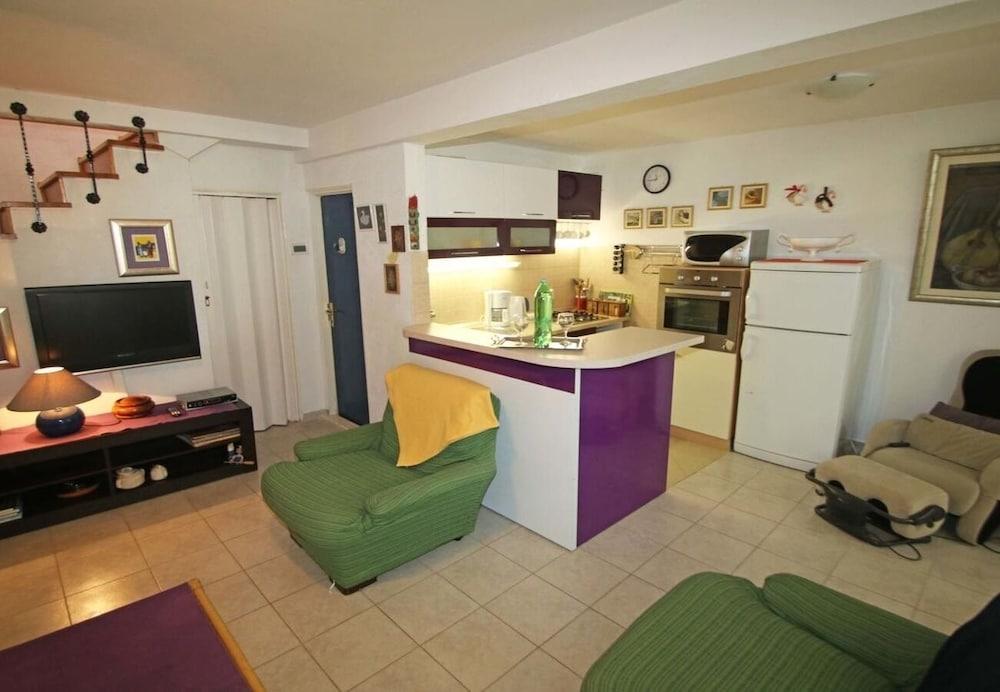 Zeljko - With Nice Garden - H