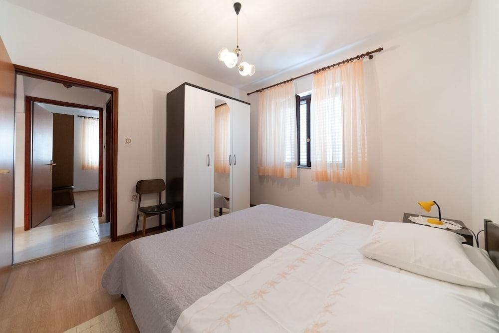 Villa Petar 1 - 10m From sea - H