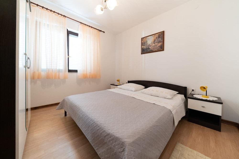 Villa Petar 1 - 10m From sea - H