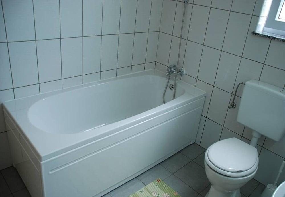 Markle - Swimming Pool and Sunbeds - A2