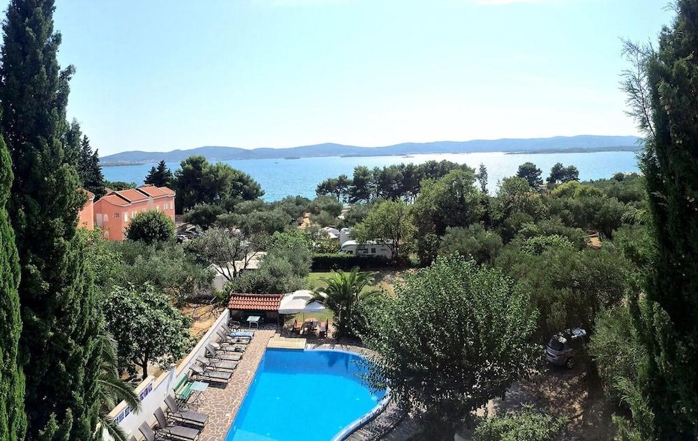 Viola - With Pool - A8