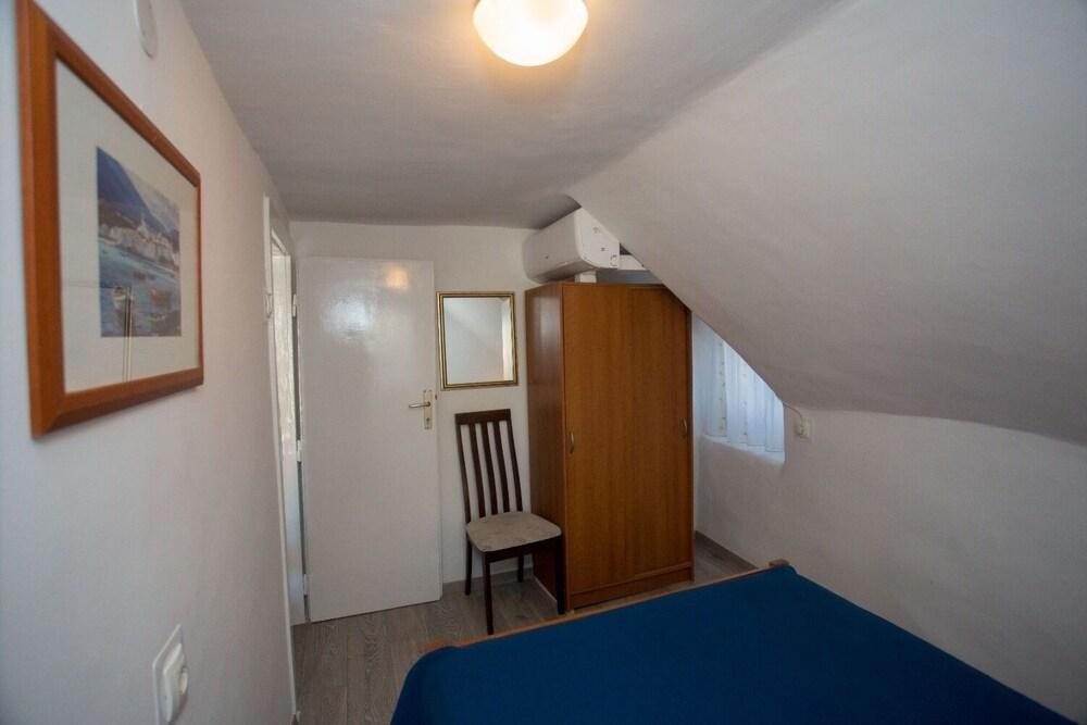 Božo - in Centre - A1