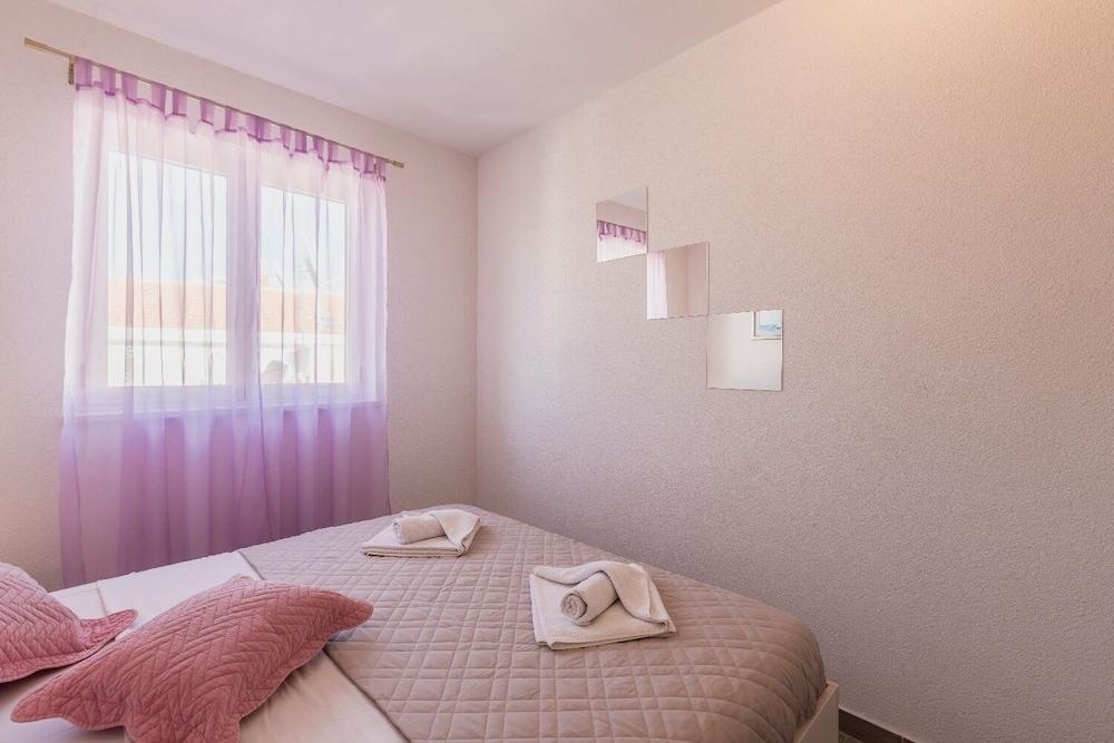 Goldie - 30 m From Beach - H