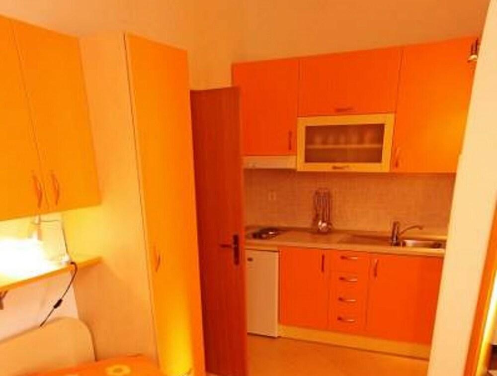 Marija - Free Parking - Naranca