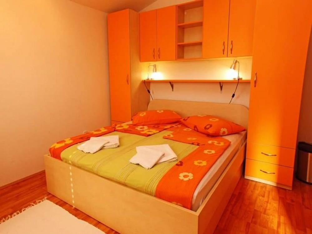 Marija - Free Parking - Naranca