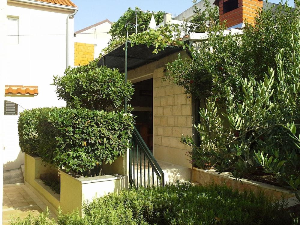 Josi - With Beautiful Garden - A1 Plavi