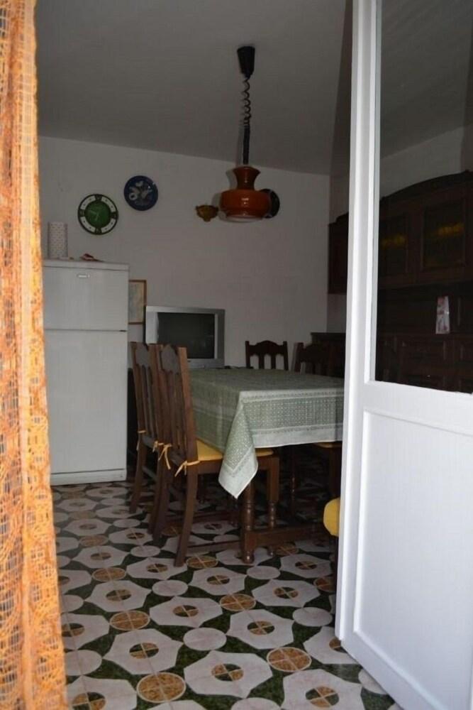 Lenka - Great Location & Free Parking - A1