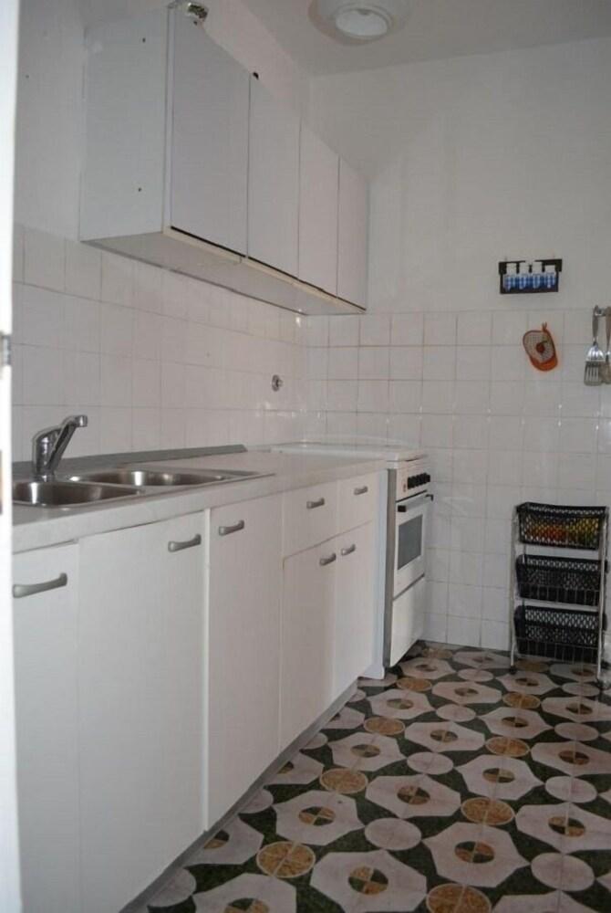 Lenka - Great Location & Free Parking - A1